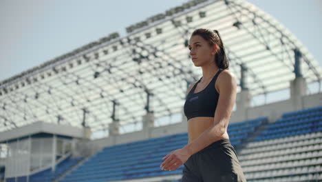 Retrato-En-Cámara-Lenta-De-Una-Hermosa-Mujer-Corriendo-En-Las-Gradas-Del-Estadio-Con-Respiración-Profunda-Concentrada-Y-Motivándome-A-Mí-Mismo-Y-A-La-Conciencia-Para-La-Carrera.-Descarta-Emociones-Innecesarias-Y-Sintonízate-Para-Ganar-Preparándote-Para-La-Carrera